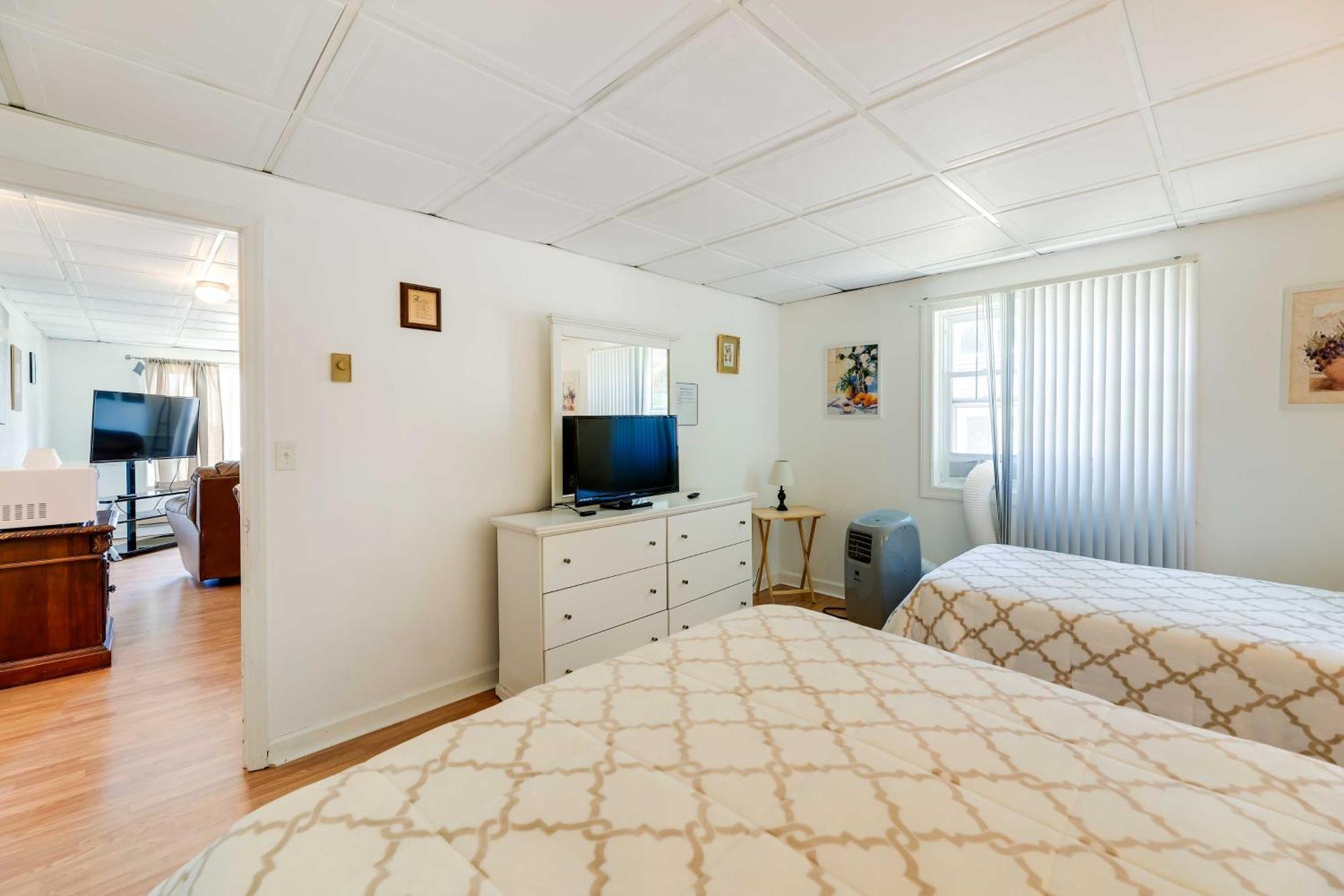 1 Ocean Fun Emerald Isle Apt, Steps To Beaches! Exterior photo